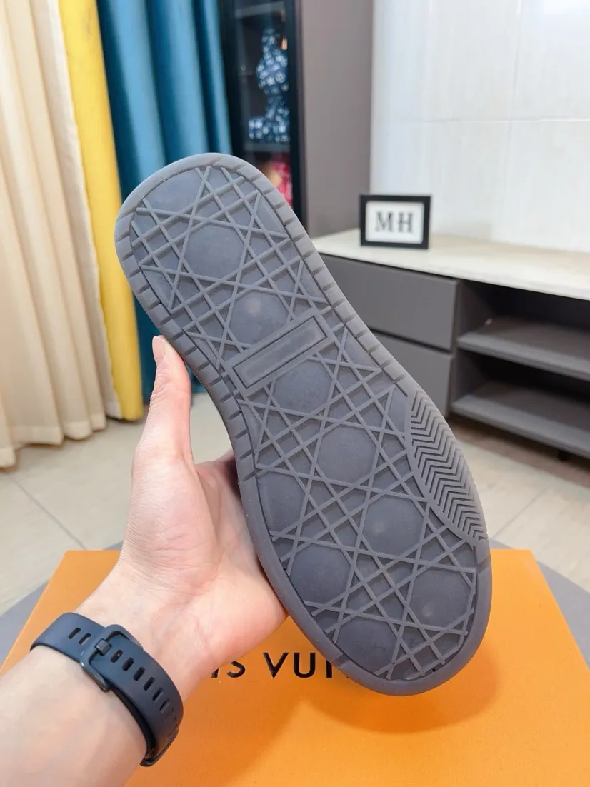 Men's shoes 💰438🌹🌹【LOUIS VUITTON】Same style on Louis Vuitton* official website🚹Men's high-top casual shoes❤️Same style as popular celebrities and big names ~ Best-selling at home and abroad Lv focuses on the checkerboard series...Imported first-layer cowhide with special fabrics➕Full sheep leather lining➕Brand-specific hollow outsole💎Produced by OEM The highest version🔍🔍Number of codes: 38-44,